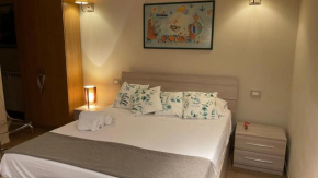 Frank Host Roma Lux , Metro A a 50 m, simple check-in con codice a qualsiasi orario